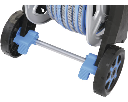 Detaliu al unui cărucior pentru furtun de grădină cu roți și tambur pentru furtun