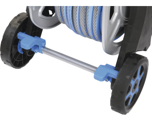 Vizualizare detaliată a unui cărucior pentru furtun cu roți și mâner