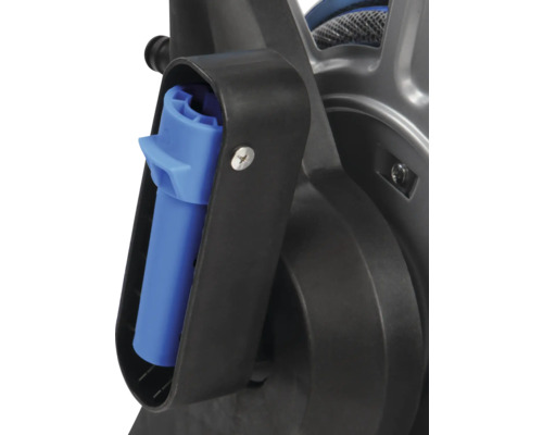 Vizualizare detaliată a unei cutii pentru furtun cu accesorii