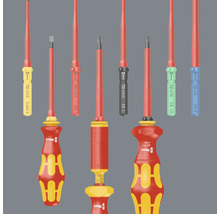 Diverse șurubelnițe izolate Wera cu mânere roșii.