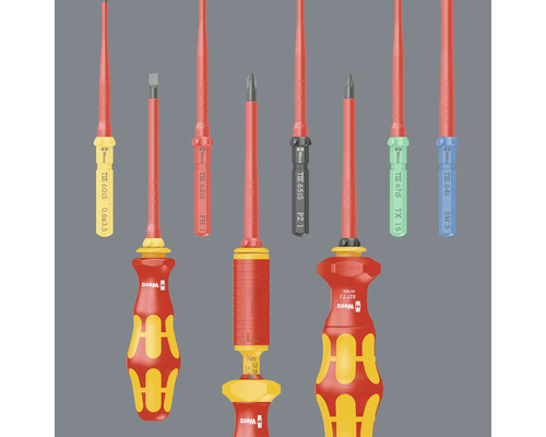 Diverse șurubelnițe izolate Wera cu mânere roșii.