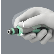 Ilustrație cu o mână care folosește o șurubelniță