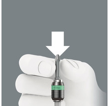 O mână ține un bit de șurubelniță Wera cu o săgeată albă deasupra.