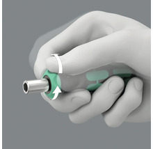 O mână ține o șurubelniță cu funcție de rotație și săgeți pentru ilustrare.