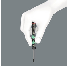 O mână ține o șurubelniță Wera Phillips mărimea 0