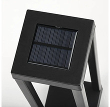 Imagine detaliată cu panoul solar al unei lămpi de grădină