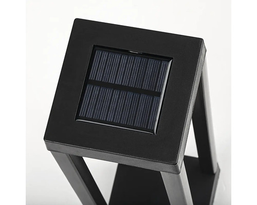 Imagine detaliată cu panoul solar al unei lămpi de grădină