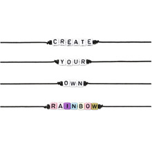Mai multe șnururi cu mărgele care formează cuvintele Create Your Own Rainbow (Creează-ți propriul curcubeu).