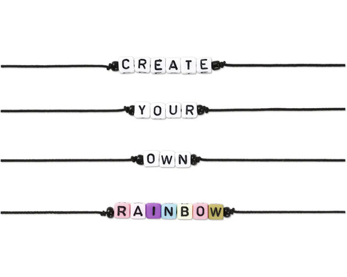 Mai multe șnururi cu mărgele care formează cuvintele Create Your Own Rainbow (Creează-ți propriul curcubeu).