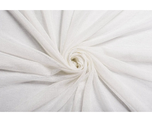 Prim-plan cu material textil alb pentru perdea