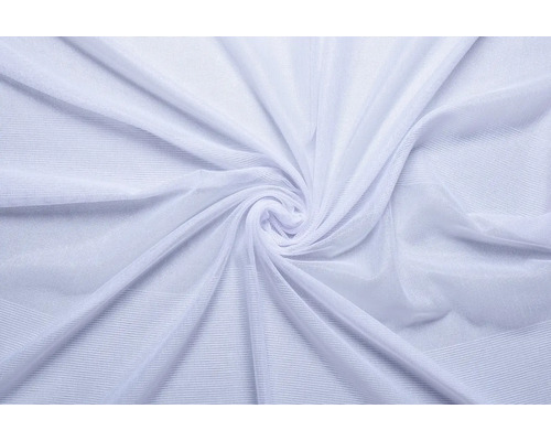 Material cortină alb cu pliuri
