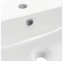 Prim-plan cu o chiuvetă albă, cu orificiu pentru robinet și preaplin