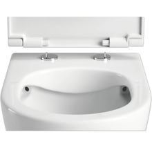 Bideu de perete cu capac de toaletă deschis pentru baie