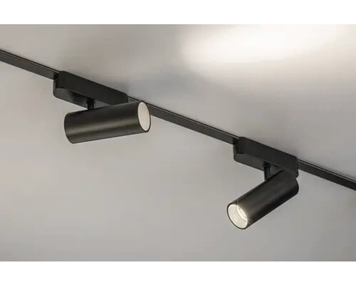 Două spoturi negre pe o șină sunt fixate de tavan.