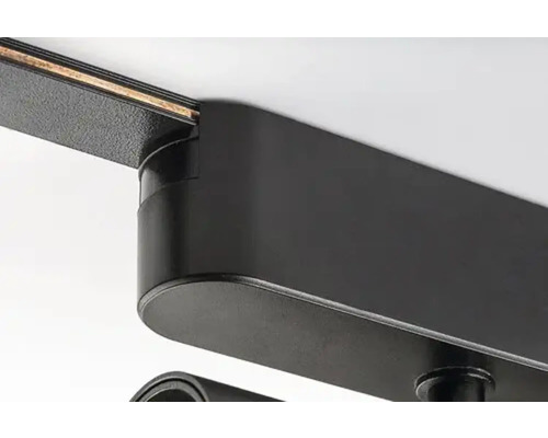 Prim-plan cu un sistem negru de șine electrice