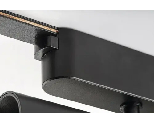 Prim-plan cu corp de iluminat pe șină negru