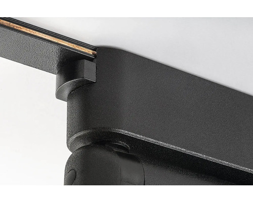 Prim-plan cu o lampă pe șină de alimentare cu montare pe tavan