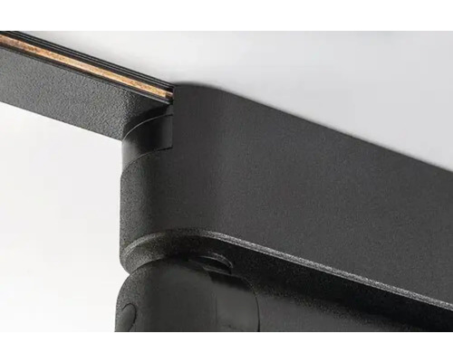 Prim-plan cu un sistem de șine negre pentru corpurile de iluminat de plafon.