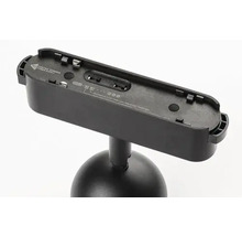 Spot negru magnetic de interior cu porturi USB pe un suport
