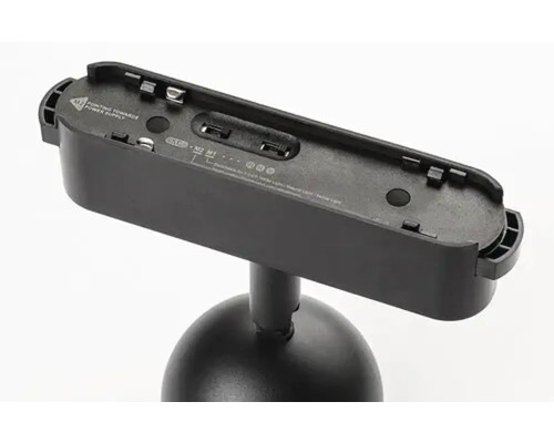 Spot negru magnetic de interior cu porturi USB pe un suport