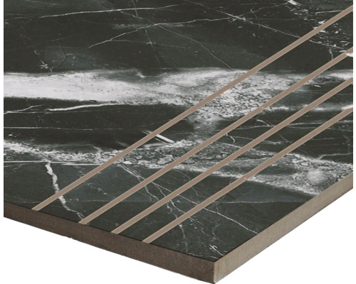 Placă ceramică cu aspect de marmură și benzi metalice incrustate