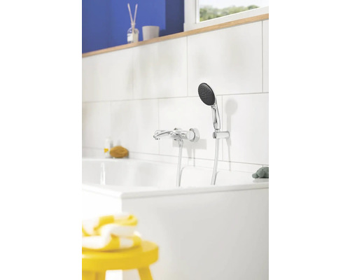 Baie cu cadă, robinet și duș de mână