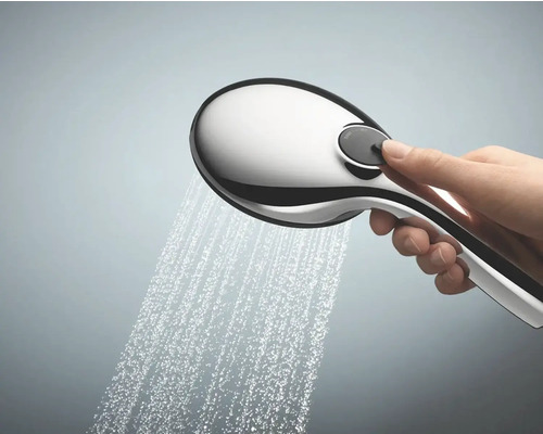 Duș de mână cu jet de apă ținut de o mână