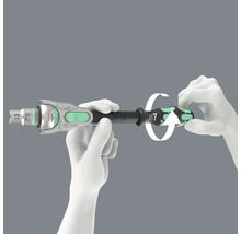 O mână demonstrează rotația șurubelniței Wera cu suport pentru chei tubulare