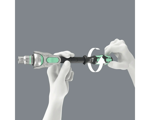 O mână demonstrează rotația șurubelniței Wera cu suport pentru chei tubulare