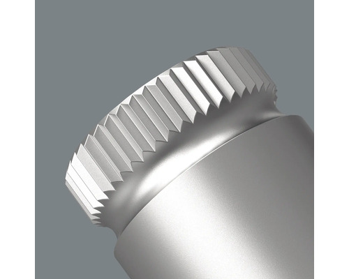 Prim-plan al unei unelte de înșurubat cu suprafață zimțată