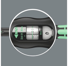 Prim-plan cu afișajul unei chei dinamometrice pentru măsurarea newtonmetrilor și a livre-picior.