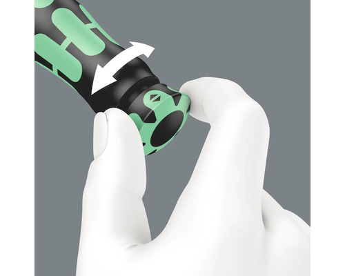 Prim-plan cu capacul rotativ al unei șurubelnițe, cu mâna