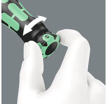 Prim-plan cu o mână care rotește mânerul unei șurubelnițe pentru a activa funcția de cuplu.