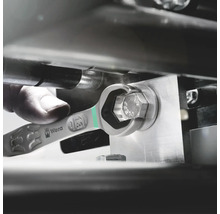 O cheie fiksă marca Wera este utilizată pe un șurub