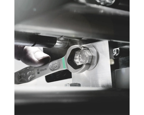 O cheie fiksă marca Wera este utilizată pe un șurub