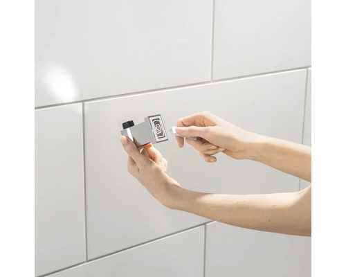 Montarea unui opritor magnetic de ușă pe un perete cu gresie