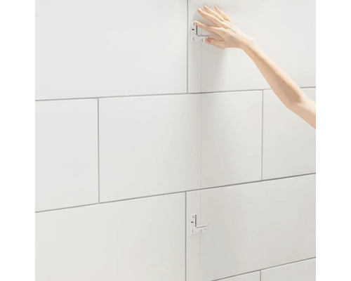 Perete de faianță cu sistem de nivelare și mână