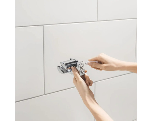 Instalarea unui suport de duș pe un perete faianțat cu adeziv.