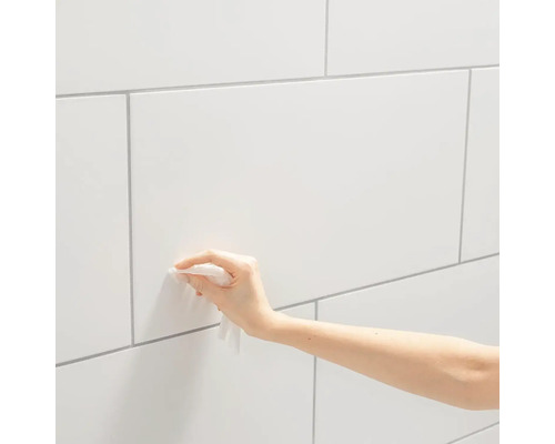 Curățare faianță albă cu o cârpă