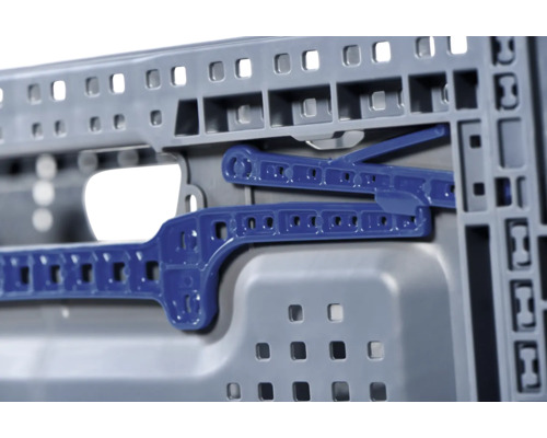 Vizualizare detaliată a unei cutii de depozitare gri cu închidere cu bară albastră