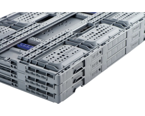 Stivă de europubele gri din plastic, cu orificii de prindere