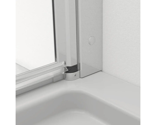 Detaliu cabină de duș cu cadru și margine de cadă