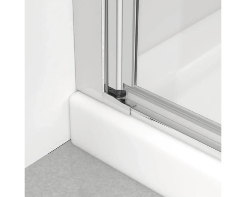 Vizualizare detaliată a unei cabine de duș cu ușă glisantă și cadru cromat