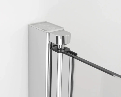 Prim-plan cu element al cabinei de duș din metal și sticlă