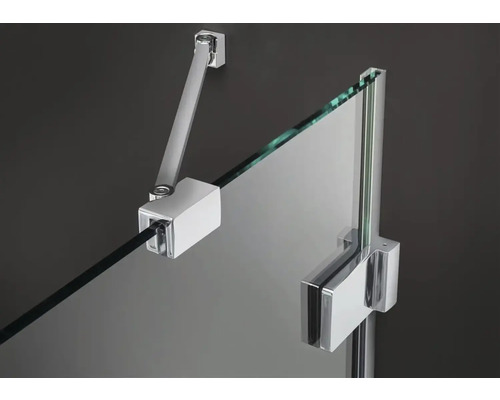 Imagine detaliată a unei cabine de duș cu perete de sticlă și suporturi cromate de stabilizare