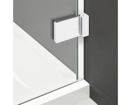 Prim-plan cu un element de sticlă pentru duș cu fiting