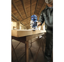 Persoană care frezează o bucată de lemn cu o freză verticală Bosch