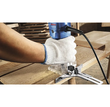 O persoană folosește o freză verticală pe o scândură de lemn. Logo Bosch.