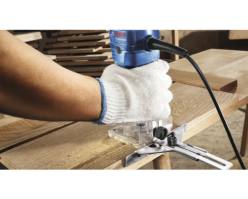 O persoană folosește o freză verticală pe o scândură de lemn. Logo Bosch.