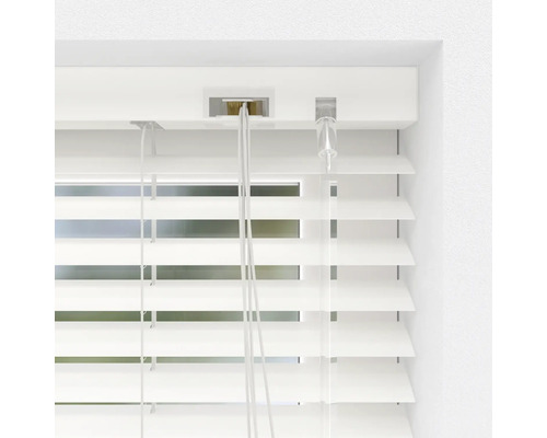 Prim-plan cu o jaluzea venețiană albă cu șnururi în fața unei ferestre